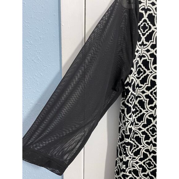 Chico’s Travelers Blouse Size 2 Large Black White Liquid Knit Sheer Sleeves - Picture 5 of 7